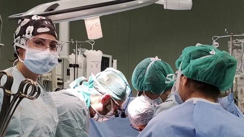 À Turin, un œil reconstruit à partir de deux yeux détruits