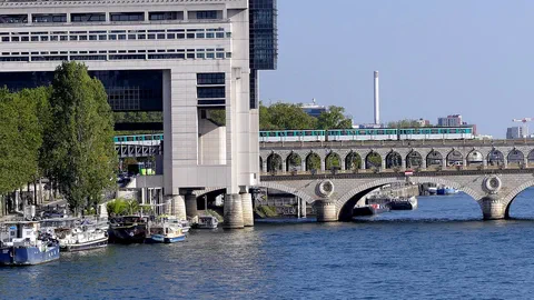 Dans le déficit public, les aides aux étrangers pèsent 1,5 %