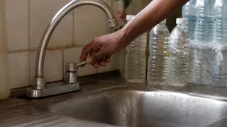 Antilles : l'eau parmi les plus chères de France, et un robinet qui coupe