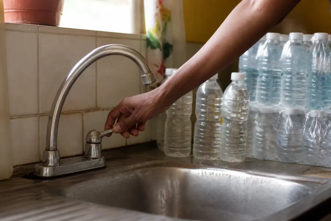 Antilles : l'eau parmi les plus chères de France, et un robinet qui coupe