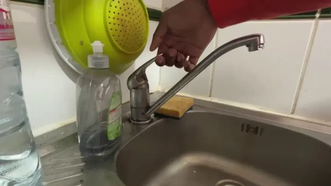 Antilles : l'eau parmi les plus chères de France, et un robinet qui coupe