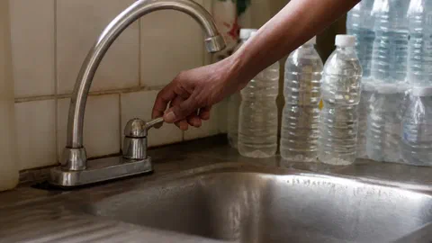 Antilles : l'eau parmi les plus chères de France, et un robinet qui coupe