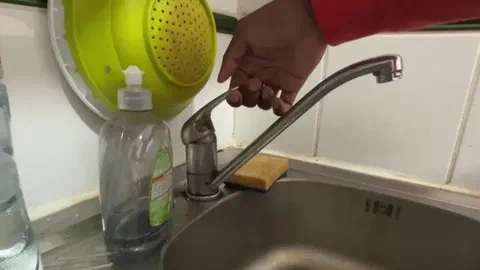 Antilles : l'eau parmi les plus chères de France, et un robinet qui coupe