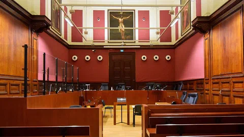 Absent à son procès pour injures racistes, un patron bordelais jugé quand même