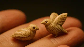 Deux oiseaux d'ivoire gros comme un ongle, sculptés il y a 40 000 ans