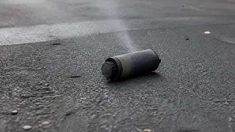 Lens : un lycéen de 15 ans mutilé, le ministre suspend les grenades assourdissantes
