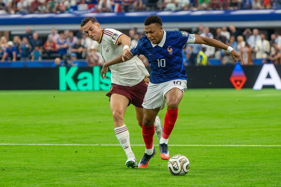 Insultes racistes visant Mbappé : une loi sévère, une condamnation incertaine