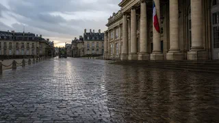 Illustration générée par IA d'une place publique vide, au petit matin, devant un bâtiment officiel aux colonnes de pierre