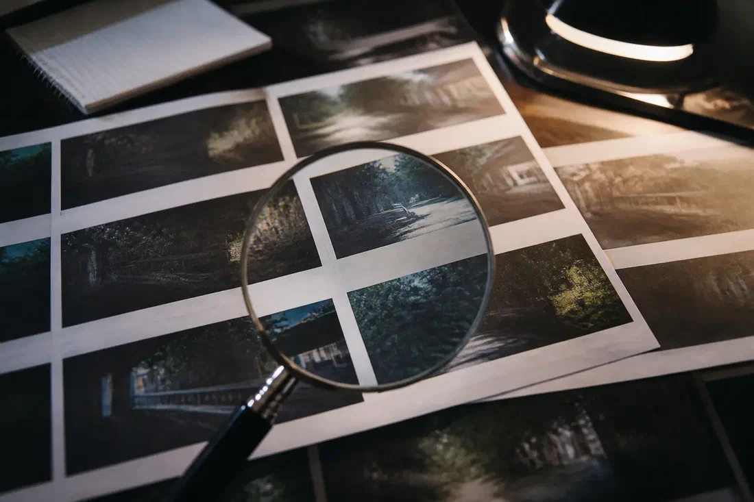 Illustration générée par IA d&rsquo;une loupe posée sur une série d&rsquo;images extraites d&rsquo;une vidéo