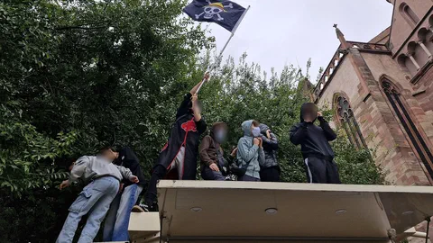 Un drapeau de manga, des lycéens mineurs : qui manifeste en France cet automne