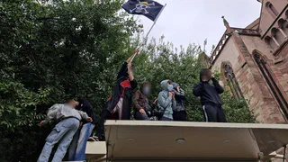 Un drapeau de manga, des lycéens mineurs : qui manifeste en France cet automne