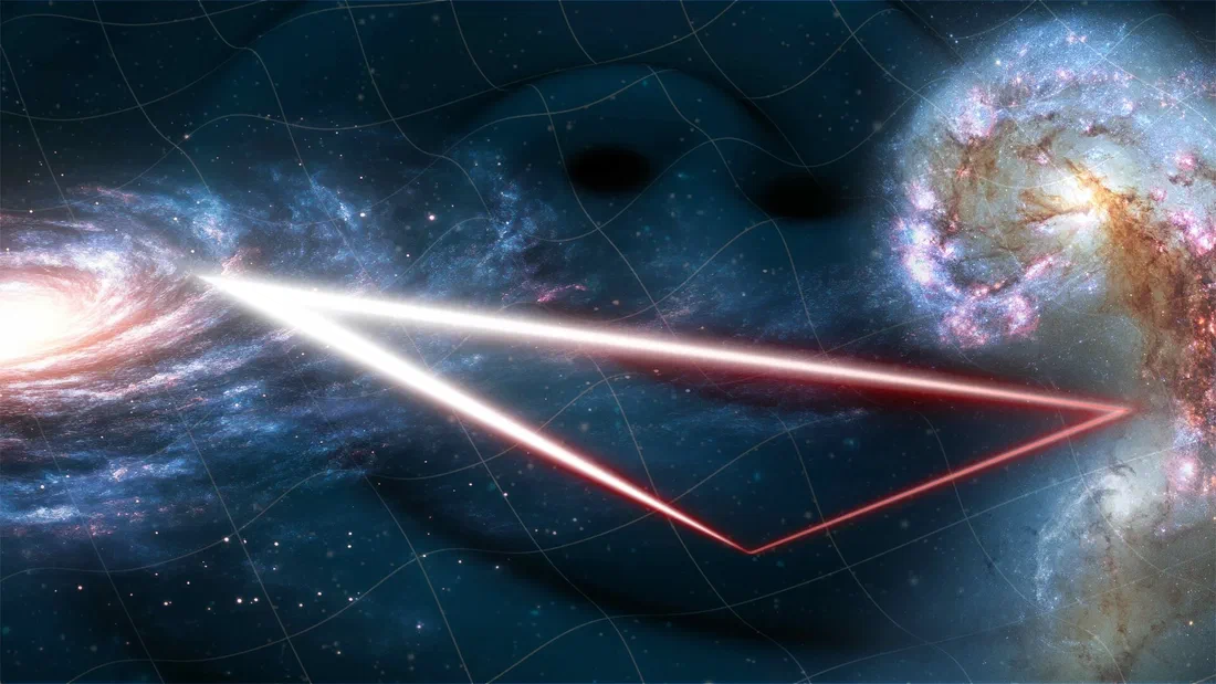 Vue d'artiste de la mission LISA : des faisceaux laser tracent un triangle entre des galaxies, sur fond de deux trous noirs en fusion qui déforment l'espace