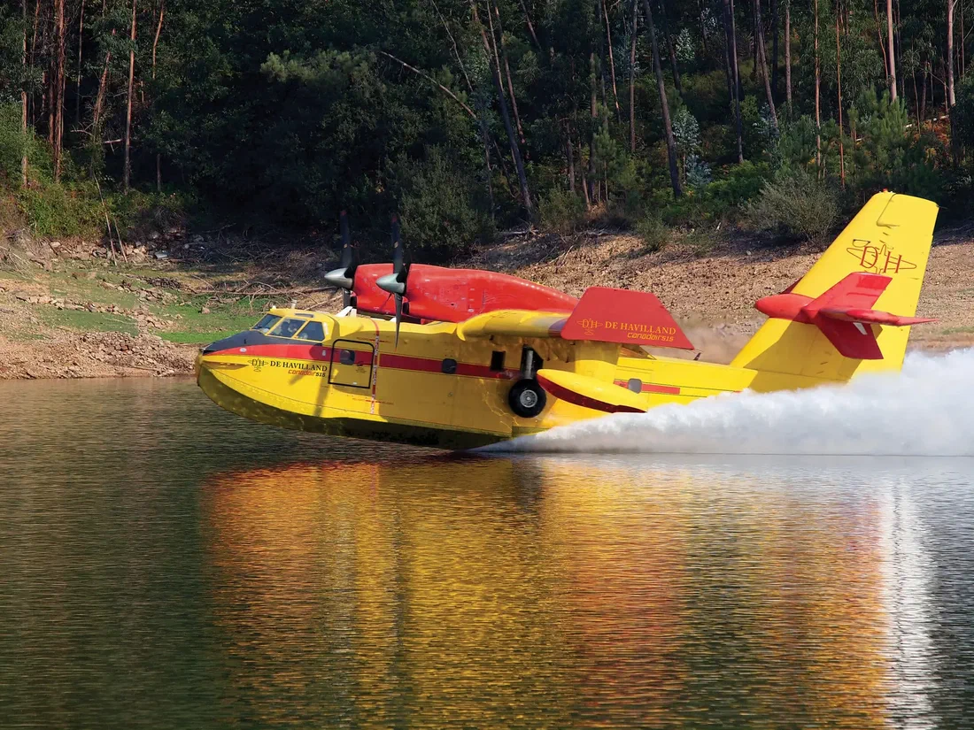 Feux de forêt : onze Canadair en état de voler, aucun neuf avant 2028