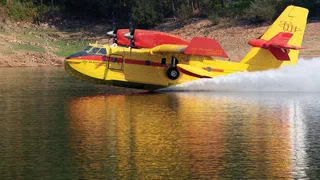 Feux de forêt : onze Canadair en état de voler, aucun neuf avant 2028