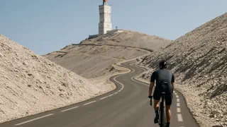 Seule au sommet du Ventoux, Katarzyna Niewiadoma s'empare du maillot jaune