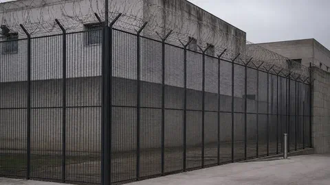 Emprisonner un étranger délinquant, puis l'expulser : le droit le permet déjà