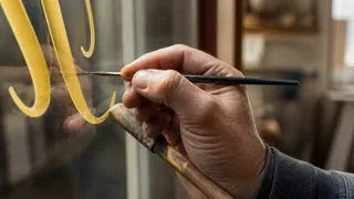 La peinture en lettres renaît sur les devantures françaises