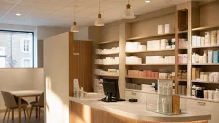 Illustration générée par IA d'un comptoir de pharmacie de bourg en fin de journée, avec un petit espace de consultation séparé par une cloison