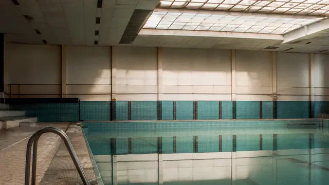 Les piscines publiques vieillissent toutes en même temps, et la note tombe maintenant