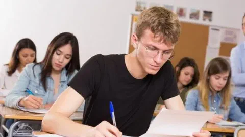 Au bac, huit Adèle sur dix n'ont pas la mention très bien