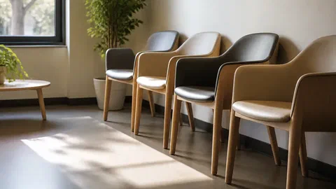 Illustration générée par IA d'une salle d'attente vide dans un centre de consultation, des chaises alignées sous la lumière du matin