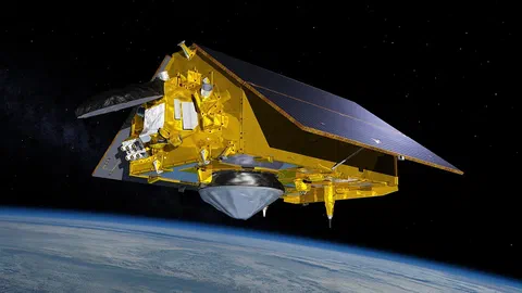 Vue d'artiste de Sentinel-6 Michael Freilich, jumeau de Sentinel-6B, en orbite au-dessus de la courbure de la Terre, panneau solaire déployé