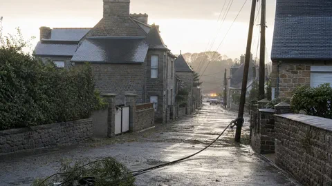 Tempête Austen : plus de cinq heures sans courant ouvrent droit à un forfait, tempête ou pas